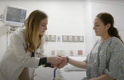 Кодирование Аквилонг в Кумертау Врач держит пациентку за руку