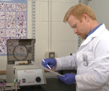 Клиника лечения наркозависимости в Кумертау Врач в кабинете клиники