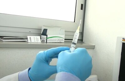 Проведение кодирования Вивитролом в Кумертау Шприц с Вивитролом в руках у врача